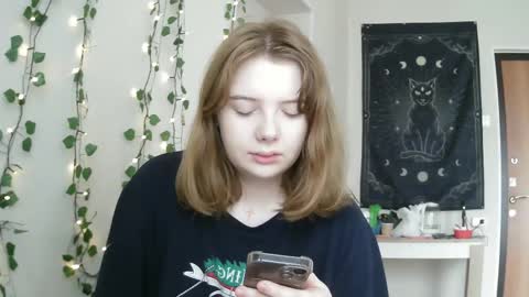 Snapshot of lollylol11 chatting on March 7, 10:02 am Lilly online show from March 7, 10:02 am