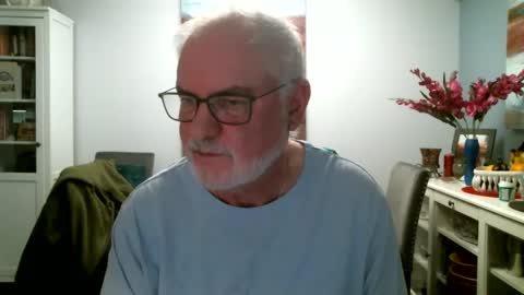 Snapshot of loop102 chatting on December 6, 12:51 am loop102 online show from December 6, 12:51 am