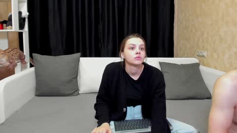 Jean and Isa right couple Mark and Eva left couple online show from January 20, 8:09 am