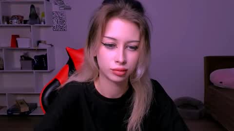 Lori online show from November 9, 6:21 pm