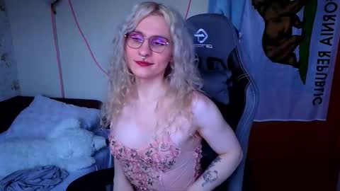 Lori -----------------------------------    online show from March 25, 4:03 pm