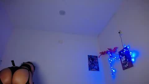 lou_cuteee online show from May 6, 3:45 am