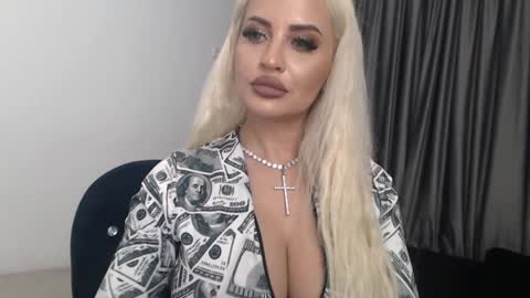 Snapshot of lovelyblondyxxx chatting on January 18, 1:41 am PrAllinXXXa online show from January 18, 1:41 am