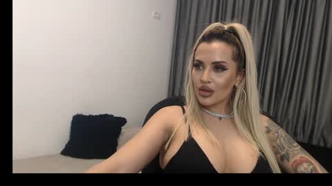 Snapshot of lovelyblondyxxx chatting on February 26, 1:46 am PrAllinXXXa online show from February 26, 1:46 am