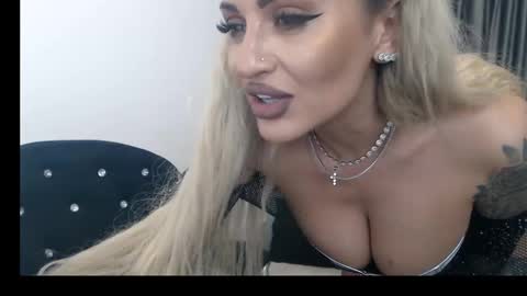 Snapshot of lovelyblondyxxx chatting on February 27, 2:14 am PrAllinXXXa online show from February 27, 2:14 am