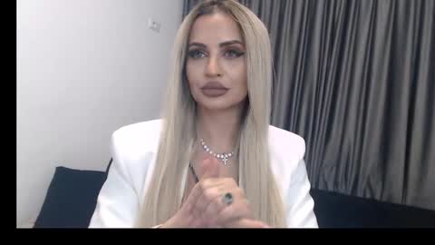 Snapshot of lovelyblondyxxx chatting on February 19, 2:33 am PrAllinXXXa online show from February 19, 2:33 am