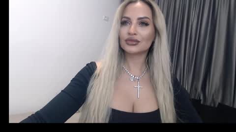 Snapshot of lovelyblondyxxx chatting on February 11, 11:12 pm PrAllinXXXa online show from February 11, 11:12 pm