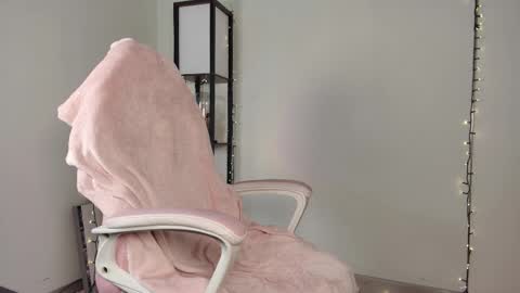 lovelycaroll online show from February 12, 9:31 am