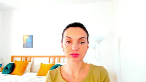 Mia online show from December 14, 9:18 am