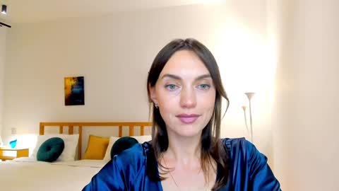 Mia online show from December 5, 7:11 pm