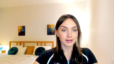 Mia online show from December 7, 2:41 pm