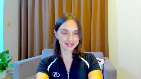 Mia online show from November 8, 3:15 pm