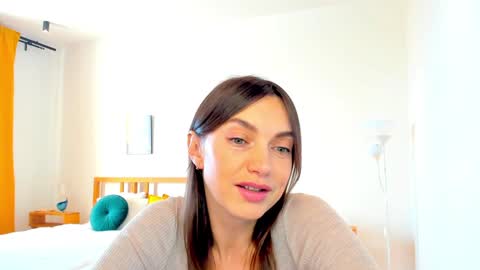 Mia online show from December 9, 11:15 am