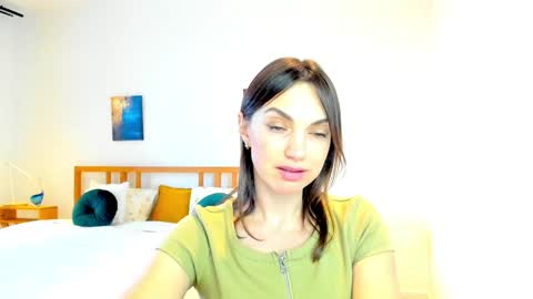 Mia online show from December 18, 12:07 pm