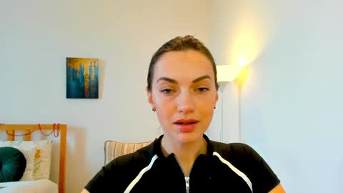 Mia online show from December 28, 8:05 am