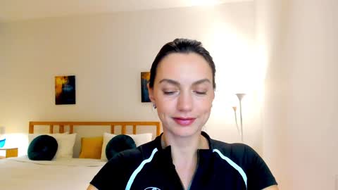 Mia online show from December 6, 1:16 pm