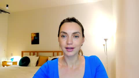 Mia online show from December 8, 8:04 pm