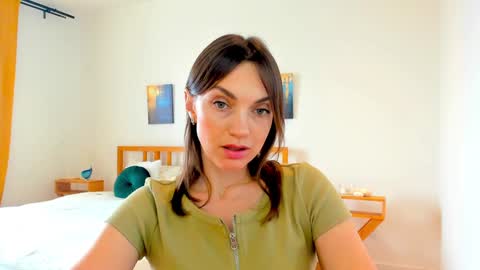 Mia online show from December 18, 9:04 am