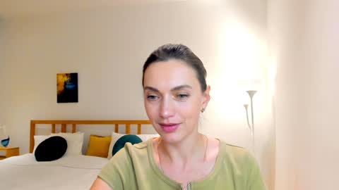 Mia online show from December 10, 7:54 pm