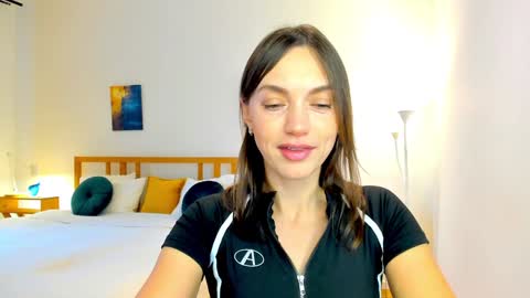 Mia online show from December 2, 7:08 am