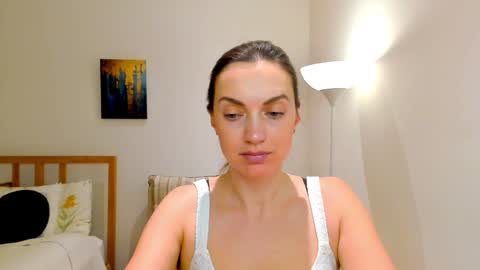 Mia online show from December 21, 1:32 pm