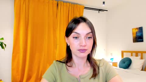 Mia online show from December 13, 1:01 pm