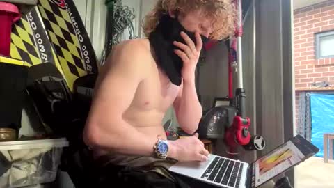 lowkey42011 online show from October 21, 8:30 am