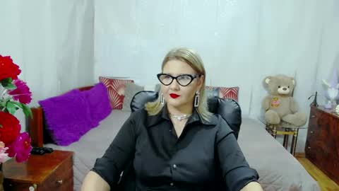Snapshot of lucillefenlys chatting on October 9, 8:25 pm Lucille Fenly online show from October 9, 8:25 pm