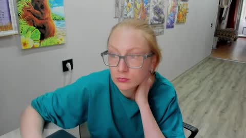 lucky_licky20 online show from April 6, 4:46 am