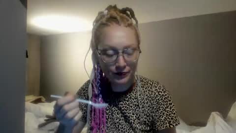 lucky_licky20 online show from February 21, 4:04 am