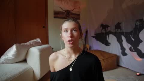 Snapshot of lucy_gooosey chatting on March 3, 11:03 pm Lucy. online show from March 3, 11:03 pm