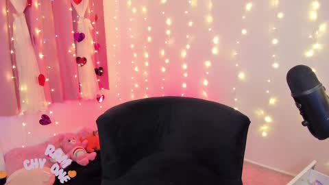 Snapshot of lucyy_peach chatting on February 22, 10:42 pm LUCYY FROM HOME online show from February 22, 10:42 pm