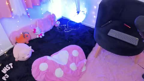 Snapshot of lucyy_peach chatting on March 9, 1:04 am LUCYY FROM HOME online show from March 9, 1:04 am