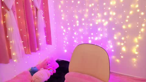 Snapshot of lucyy_peach chatting on January 22, 2:59 am LUCYY FROM HOME online show from January 22, 2:59 am
