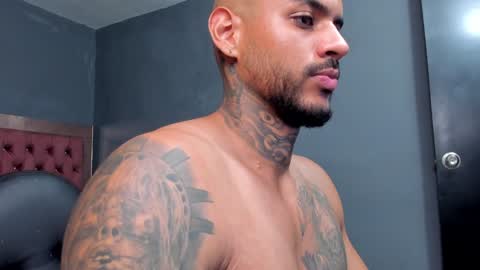 Snapshot of luigi1_ chatting on January 1, 5:43 am Luigi Vitale online show from January 1, 5:43 am