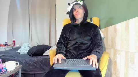Snapshot of luis_as chatting on February 23, 11:44 am Luis AS online show from February 23, 11:44 am