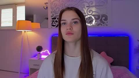 LuisaClover online show from April 18, 12:18 pm