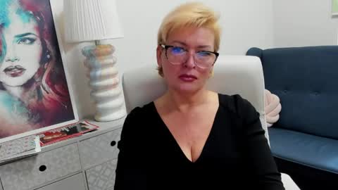 L u n a online show from April 22, 7:04 am