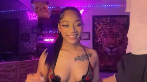 lunaa_11 online show from May 12, 6:22 am