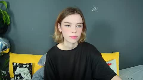 lunaastar_ online show from December 11, 1:17 pm