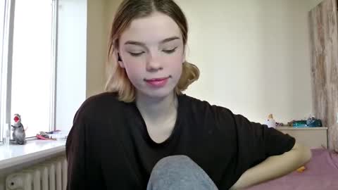 lunaastar_ online show from December 14, 9:29 am