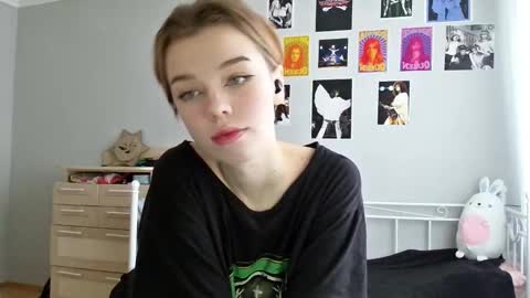 lunaastar_ online show from January 4, 1:10 pm