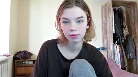 lunaastar_ online show from December 14, 12:33 pm