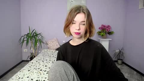 lunaastar_ online show from December 10, 10:38 am