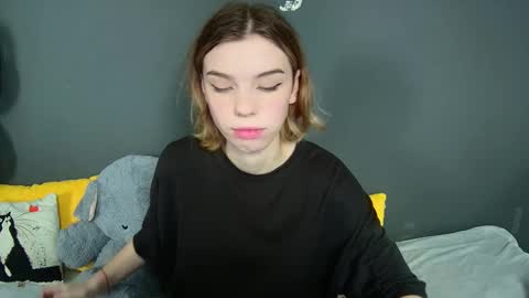 lunaastar_ online show from December 5, 12:28 pm