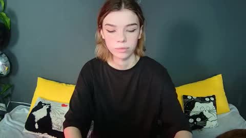 lunaastar_ online show from December 3, 8:11 am