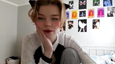 lunaastar_ online show from March 5, 11:06 am