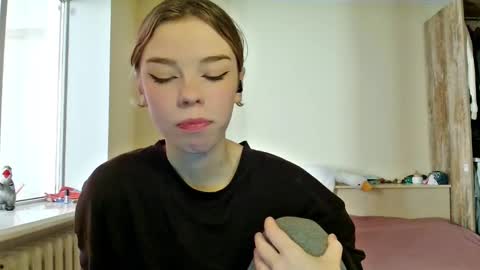 lunaastar_ online show from December 19, 10:02 am