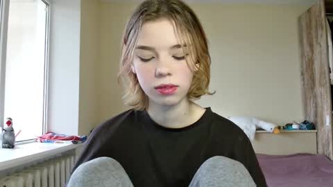 lunaastar_ online show from December 18, 10:30 am