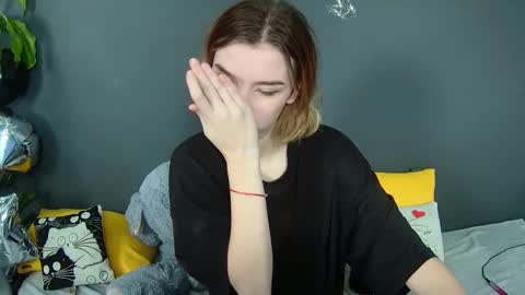 lunaastar_ online show from December 12, 10:24 am